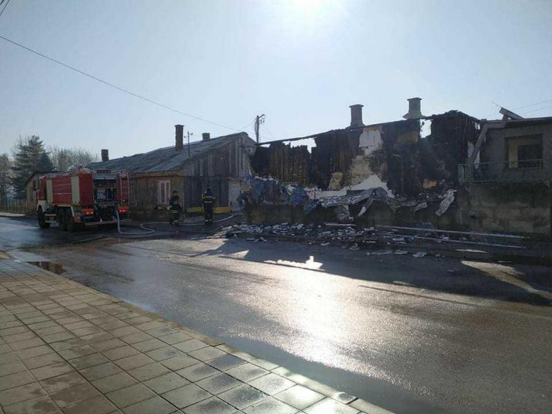 Vatra je brzo zahvatila barake; foto: JV