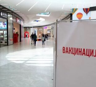 U Nišu nije bilo gužve ispred punktova u tržnim centrima, ali je ipak 100 ljudi primilo vakcinu; foto:S.Đ.