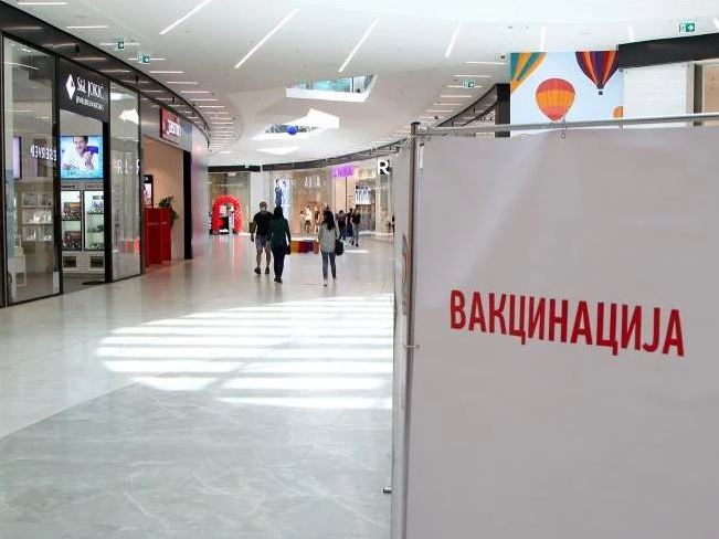 U Nišu nije bilo gužve ispred punktova u tržnim centrima, ali je ipak 100 ljudi primilo vakcinu; foto:S.Đ.