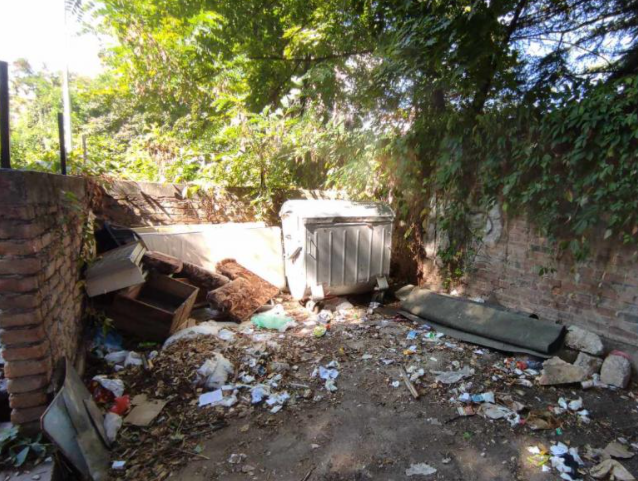 Stare stvari građani stalno bacaju u dvorište gimnazija; Foto: M. M. K.