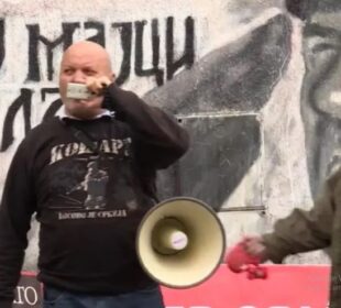 Simo Spasić ispred murala Ratku Mladiću; foto: printscreen N1