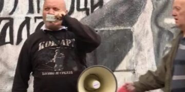 Simo Spasić ispred murala Ratku Mladiću; foto: printscreen N1