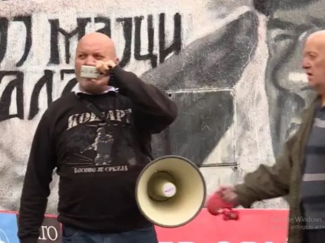 Simo Spasić ispred murala Ratku Mladiću; foto: printscreen N1