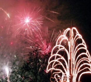 Preuzeto sa izvora: Kuvano vino i čak, vatromet i grupa Valentino u Pirotu za Novu godinu; foto; J. Ć.