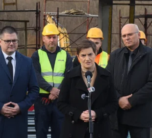 Preuzeto sa izvora: FOTO: VLADA REPUBLIKE SRBIJE/ PEĐA VUČKOVIĆ / TANJUG/AP