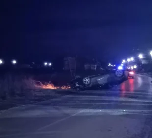 Preuzeto sa izvora: Vozač se nakon udarca u parkirane automobile prevrnuo na krov; Foto: Južne vesti