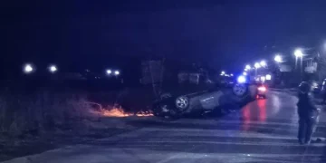 Preuzeto sa izvora: Vozač se nakon udarca u parkirane automobile prevrnuo na krov; Foto: Južne vesti