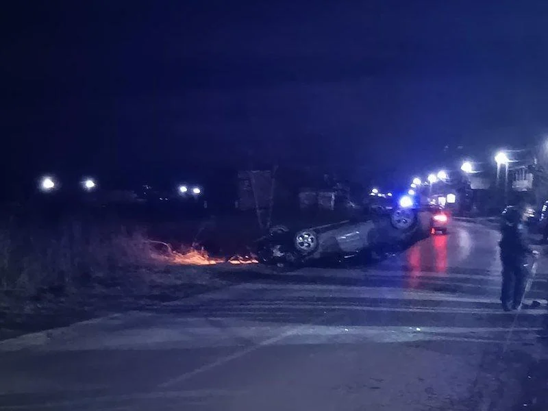 Preuzeto sa izvora: Vozač se nakon udarca u parkirane automobile prevrnuo na krov; Foto: Južne vesti