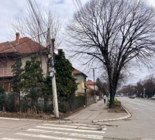Preuzeto sa izvora: Od jačine udarca bandera se nakrivila; foto: Milan Zirojević/Južne vesti