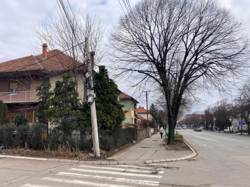 Preuzeto sa izvora: Od jačine udarca bandera se nakrivila; foto: Milan Zirojević/Južne vesti