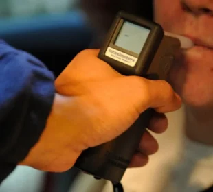 Preuzeto sa izvora: Dvojica vozača isključeni iz saobraćaja jer su vozili pod dejstvom alkohola; foto: media.defense.gov/CC