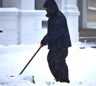 Čovek uklanja sneg u Vašingtonu foto Mandel Ngan AFP