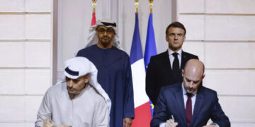 Francuski predsednik Emanuel Makron i njegov emiratski kolega, šeik Mohamed bin Zajed Al Nahjan, prisustvovali su potpisivanju sporazuma o veštačkoj inteligenciji foto Ludovic Marim AFP